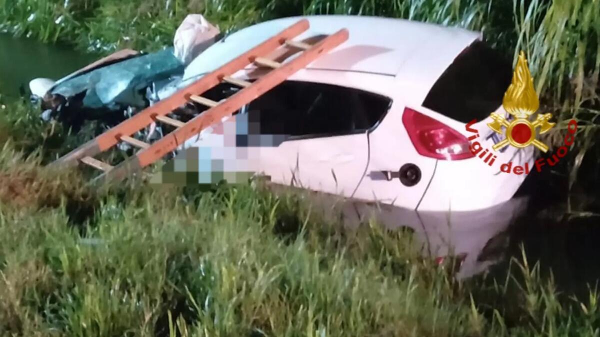 Tragico scontro tra 2 auto, deceduto 31enne finito nel canale - 