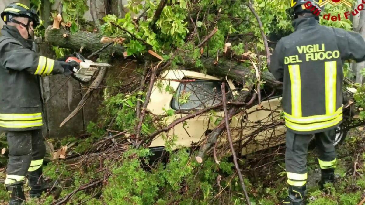 Friuli flagellato dal maltempo: allagamenti, tetti scoperchiati e alberi su auto e case - 