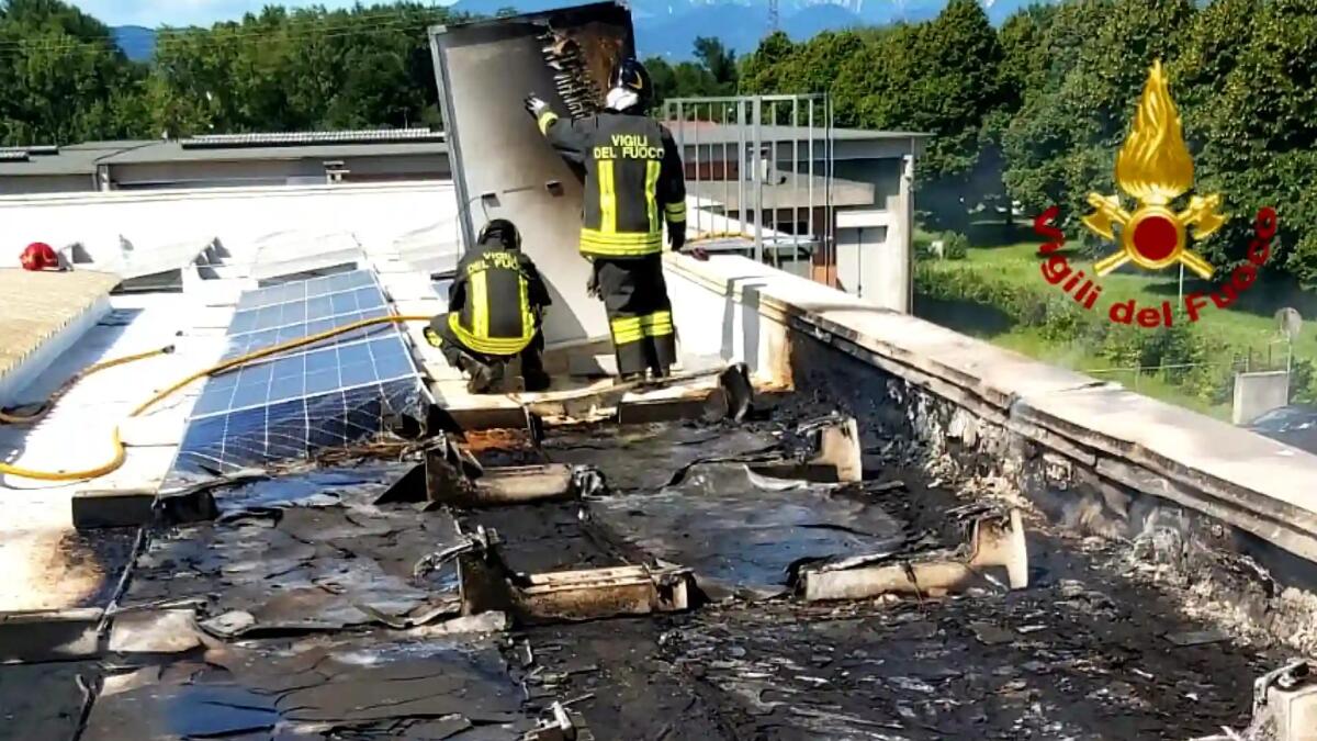Si incendiano i pannelli fotovoltaici, brucia il tetto dell'azienda meccanica - 