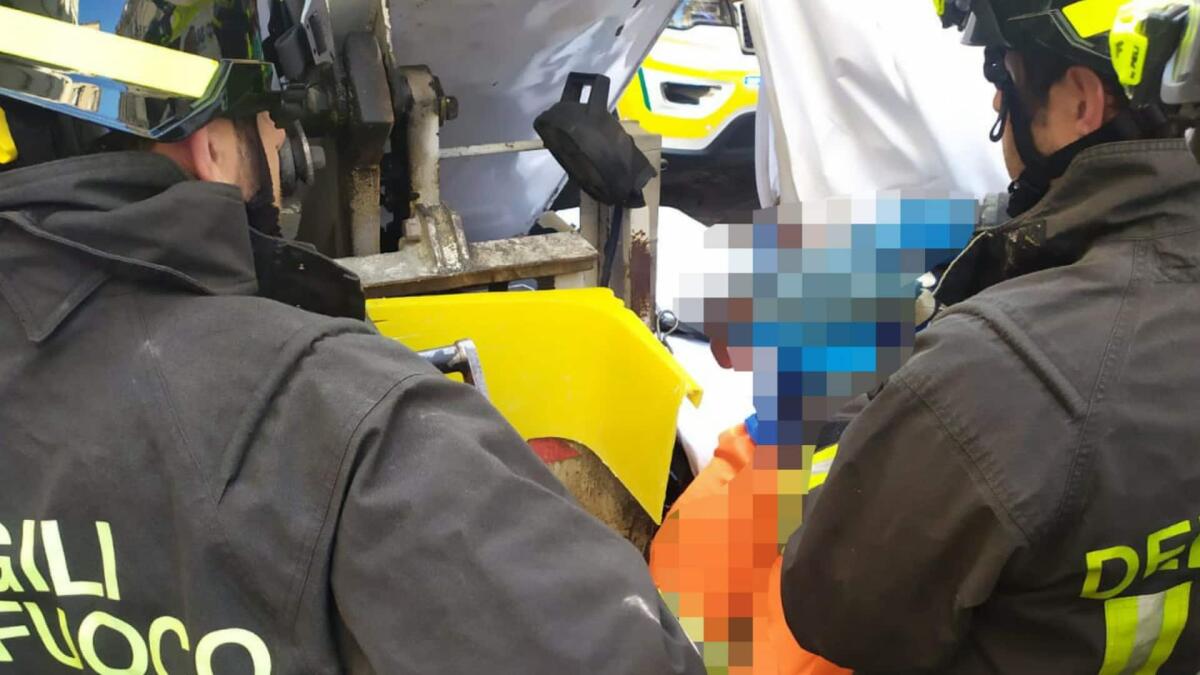 Autista della raccolta carta rimane incastrato con la mano - 