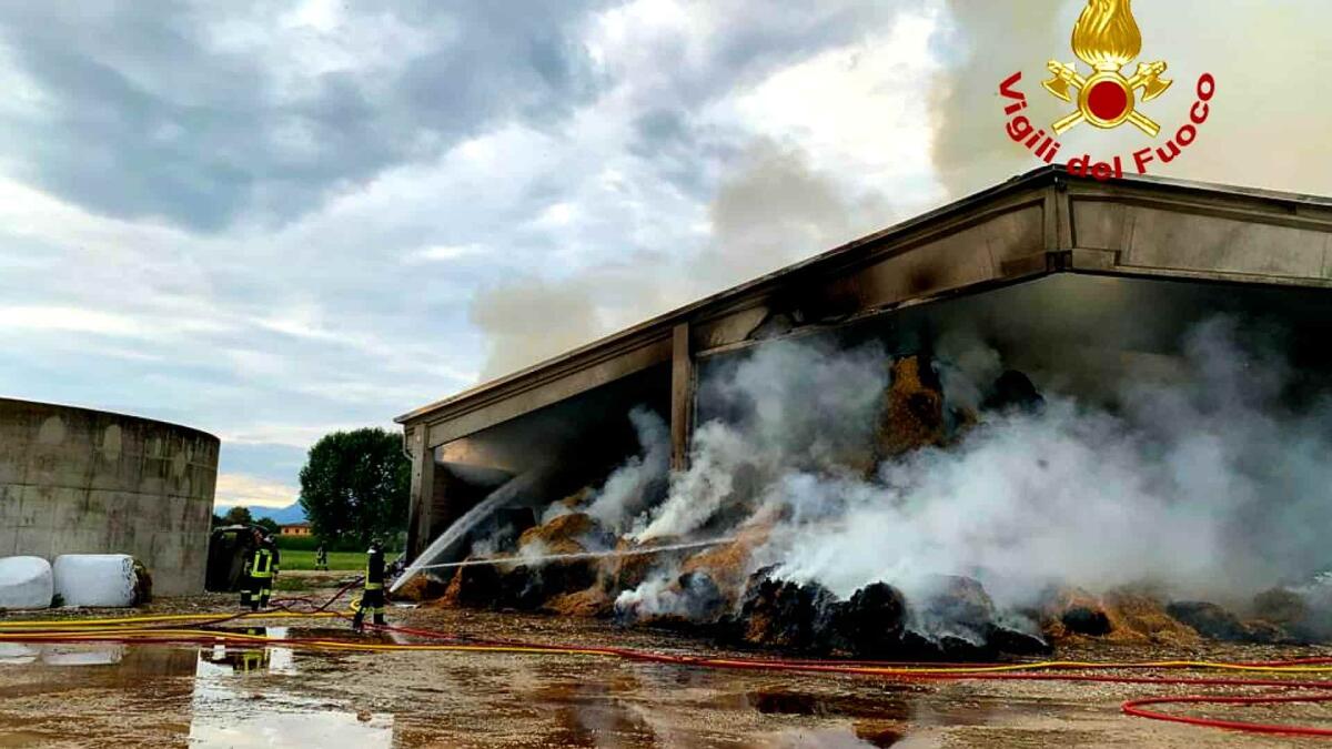 Maxi incendio in Azienda Agricola: a fuoco 2500 rotoballe di fieno - 