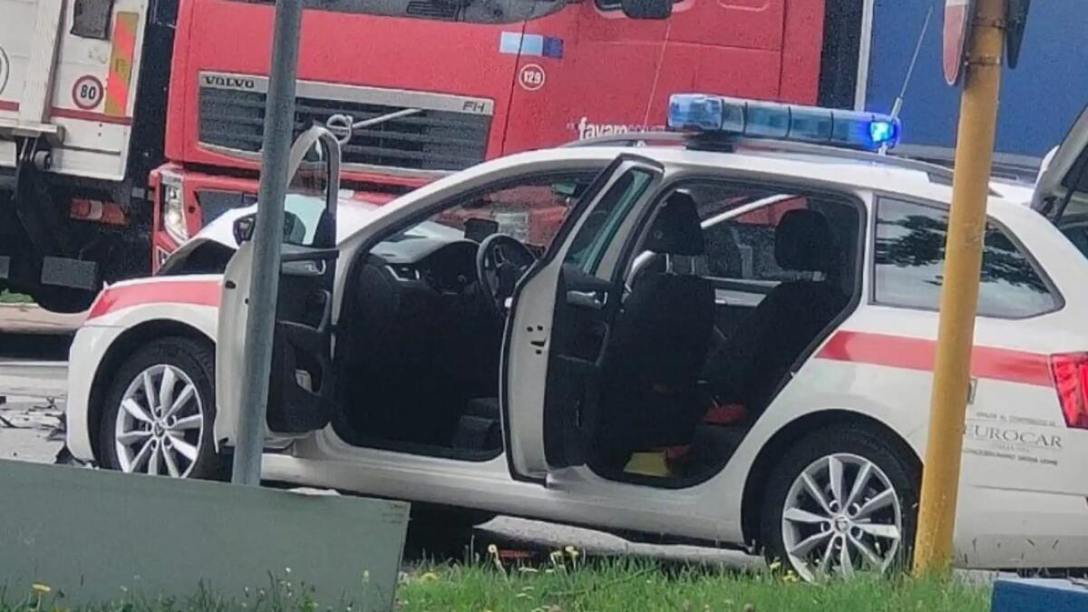 Udine, violento scontro tra Automedica e camion: due feriti - 