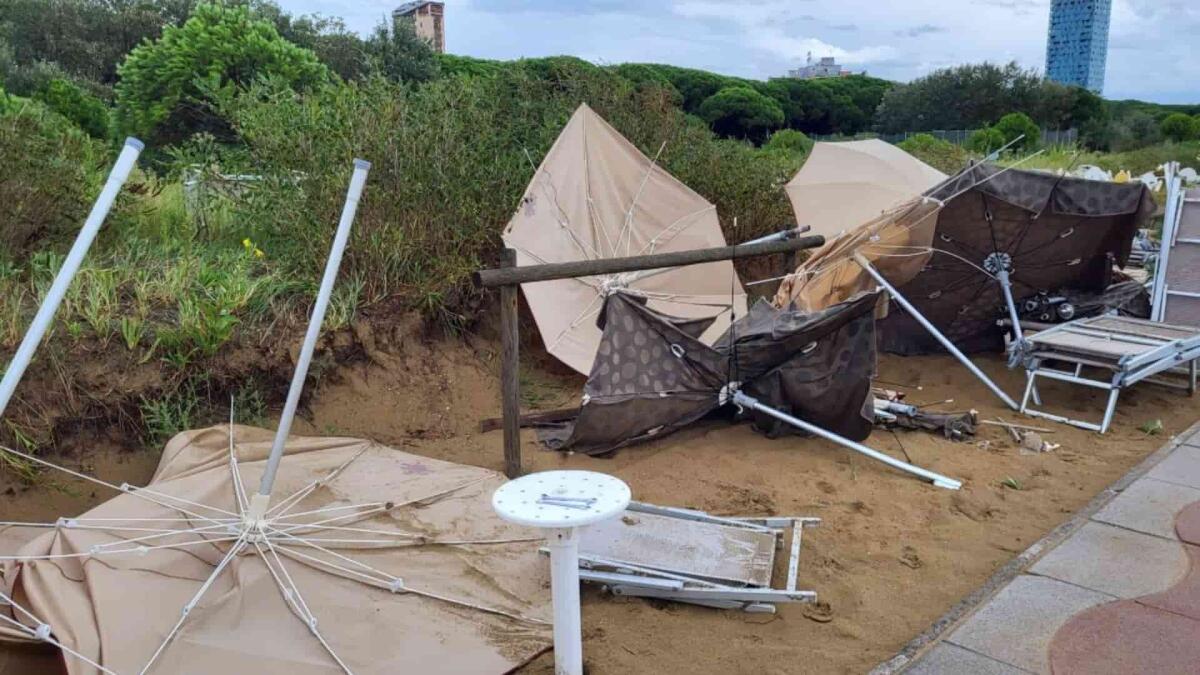 Tromba d'aria devasta lo Stabilimento Balneare a Jesolo: danni ingenti, 120 piazzole distrutte -