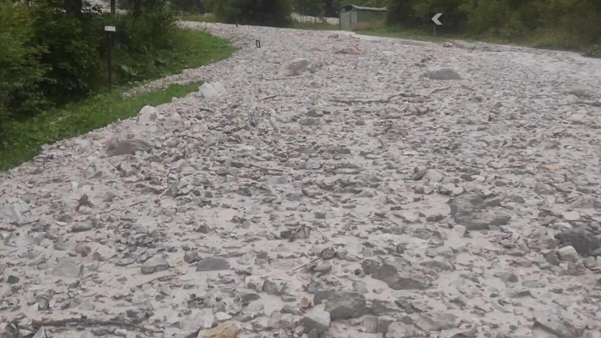 Maltempo, colata di detriti sommerge la Provinciale 347: al lavoro per liberarla - 