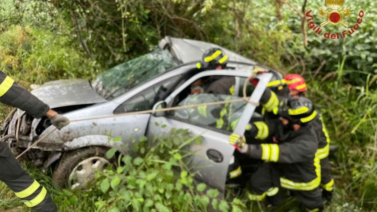 Portogruaro. Auto finisce nel fossato: autista incastrato e ferito, liberato dai pompieri -