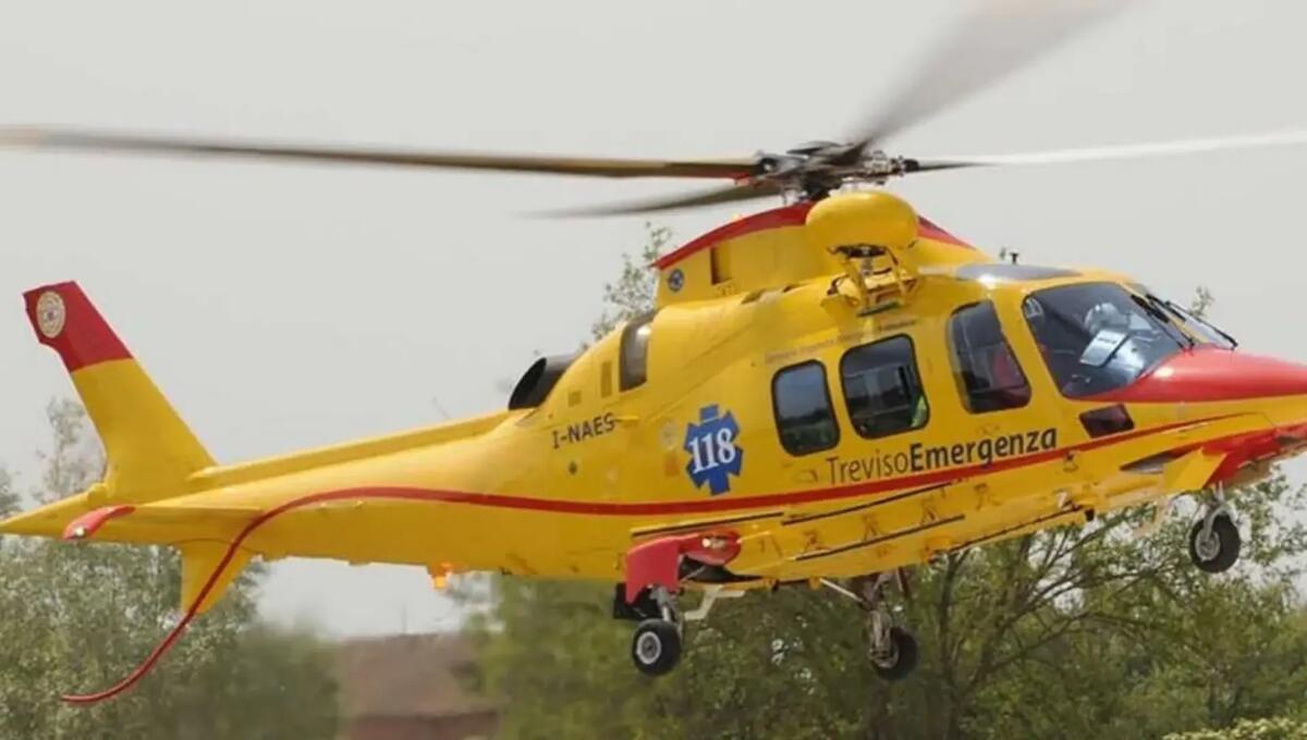 Cadono dal tetto dell'azienda e volano per 8 metri: gravissimi due operai - 