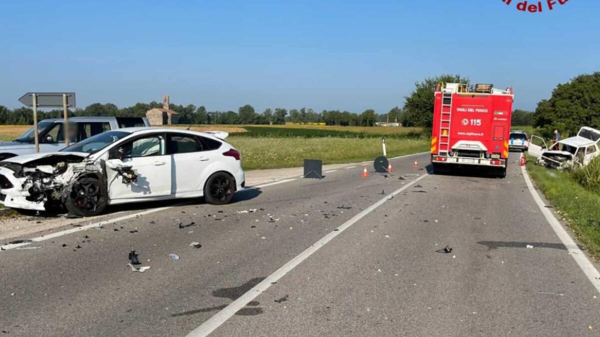 Moimacco. Pauroso frontale tra due auto lungo la Regionale 54: tre persone ferite - 