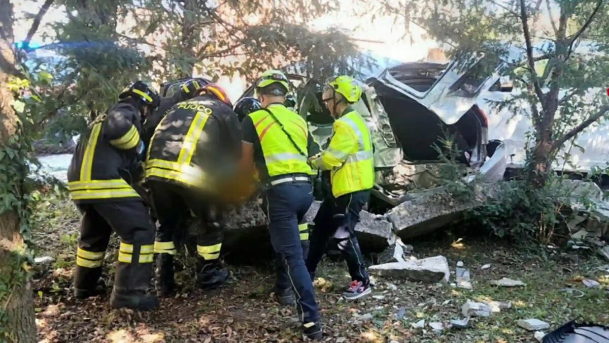 Azzano Decimo. Due auto si scontrano e abbattono il muretto di una casa - 