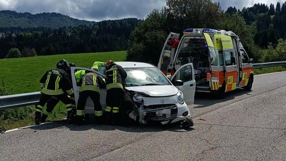 Perde il controllo dell'auto: donna 80enne piomba contro il guardrail -