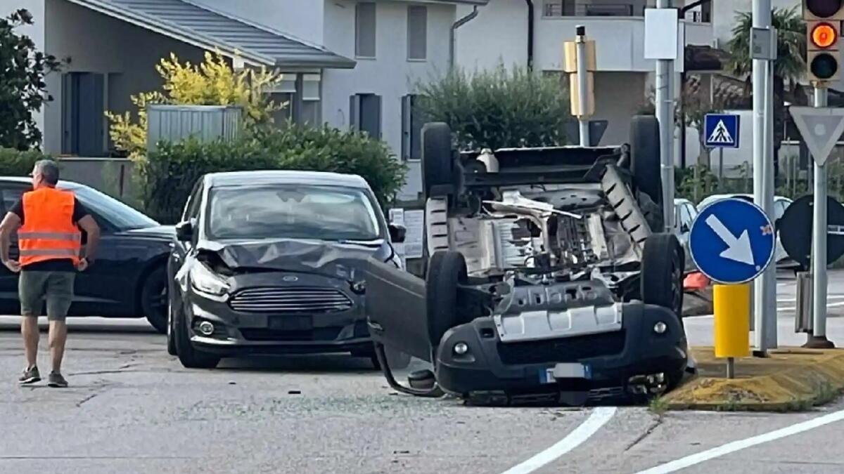 Incidente a Porcia: due auto si scontrano, una si ribalta. Tre persone coinvolte - 