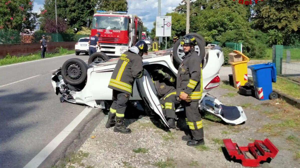 Spaventoso incidente a Treviso. Scontro tra due auto, una si ribalta: un ferito grave -