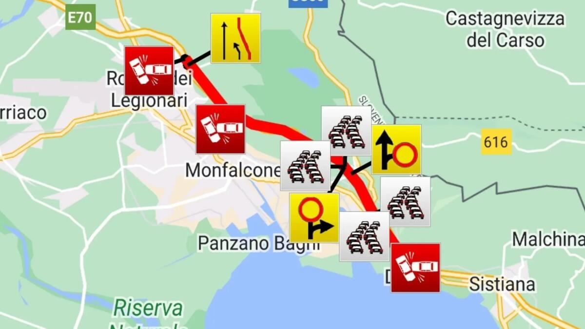 Inferno in A4, tre incidenti e un Tir rovesciato: autostrada chiusa -