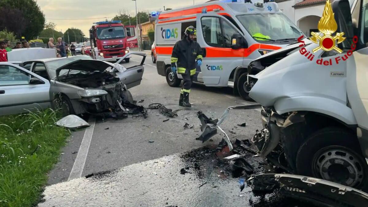 Pauroso scontro tra auto e furgone: due persone ferite gravemente - 