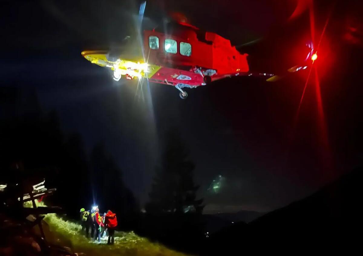 Bloccato a 2000 metri dopo esser stato morso da un serpente: recuperato un 62enne - 