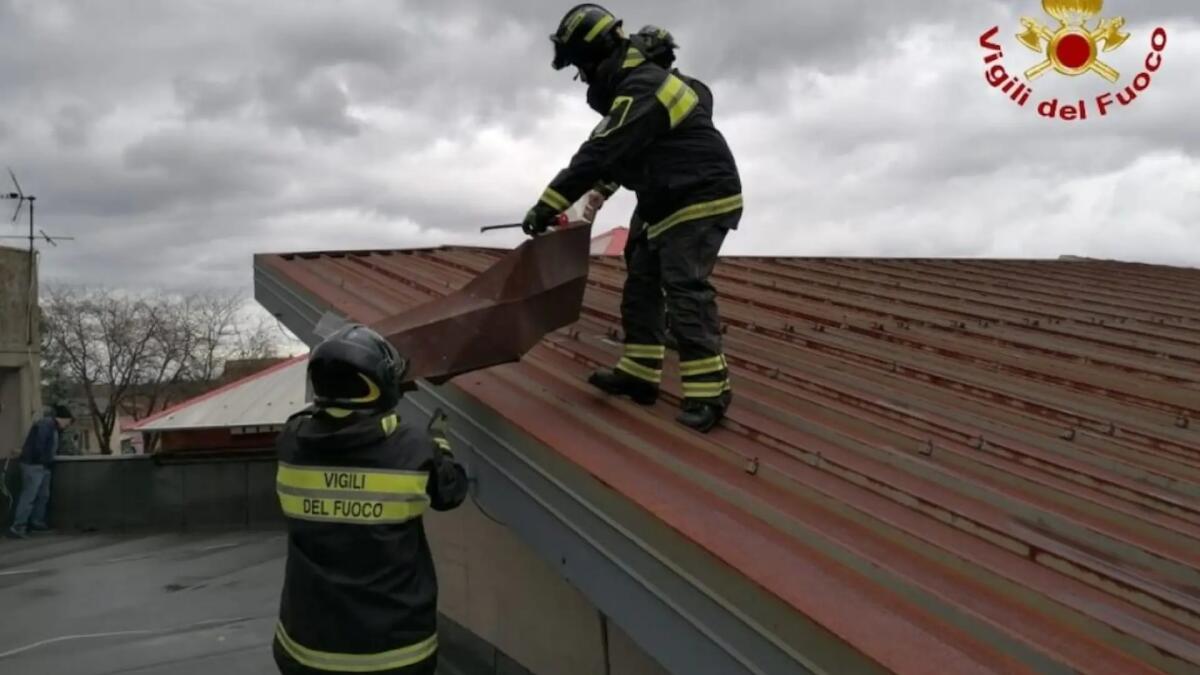 Gaiarine. Vigile del fuoco cade da tetto che stava riparando: ferito -