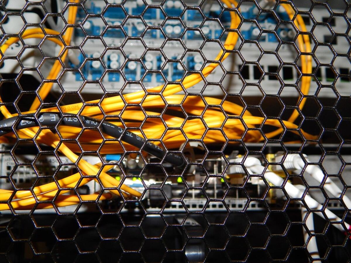 Proteggi il Tuo PC con i Gruppi di Continuità: Vantaggi, Tipi e Applicazioni - 