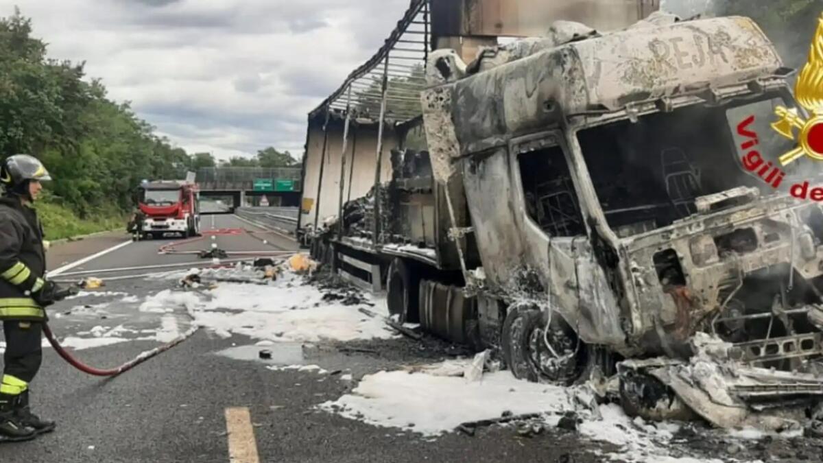 Tir prende fuoco sul Raccordo Autostradale: divorato dalle fiamme, autista ferito - 