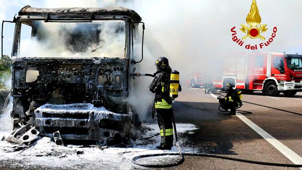 Motrice del Tir in fiamme lungo la superstrada: nessun ferito, traffico bloccato - 