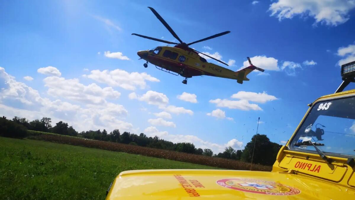 Parapendio precipita tra gli alberi, il pilota resta sospeso tra i rami - 