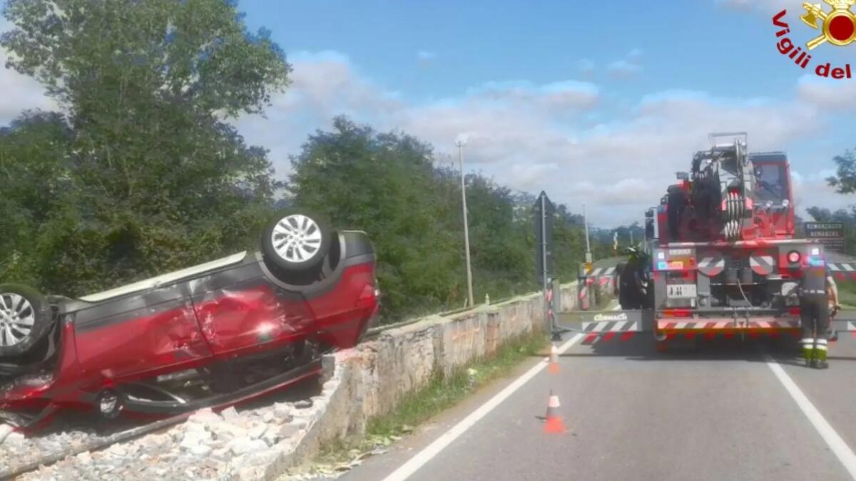 Auto si ribalta e finisce tra i binari. Linea bloccata tra Udine e Cividale - 