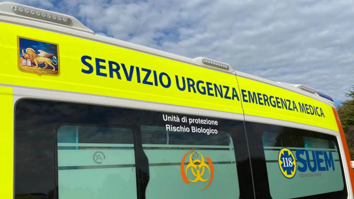 Ciclista travolto da un Suv e sbalzato sull'asfalto: morto sul colpo -