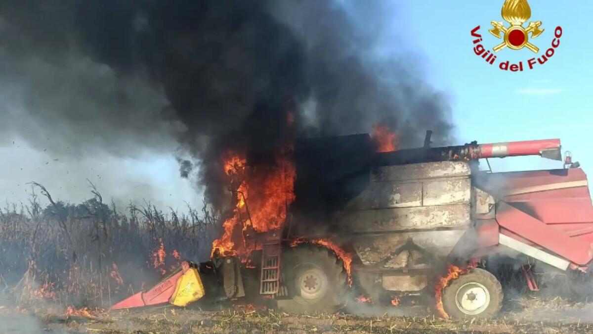 Incendio di una mietitrebbia, il mezzo distrutto dalle fiamme -