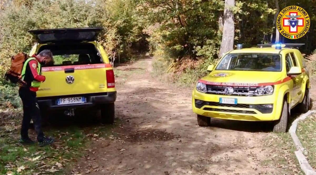 Perdono l'orientamento cercando funghi: soccorsi marito e moglie di 84 e 82 anni - 