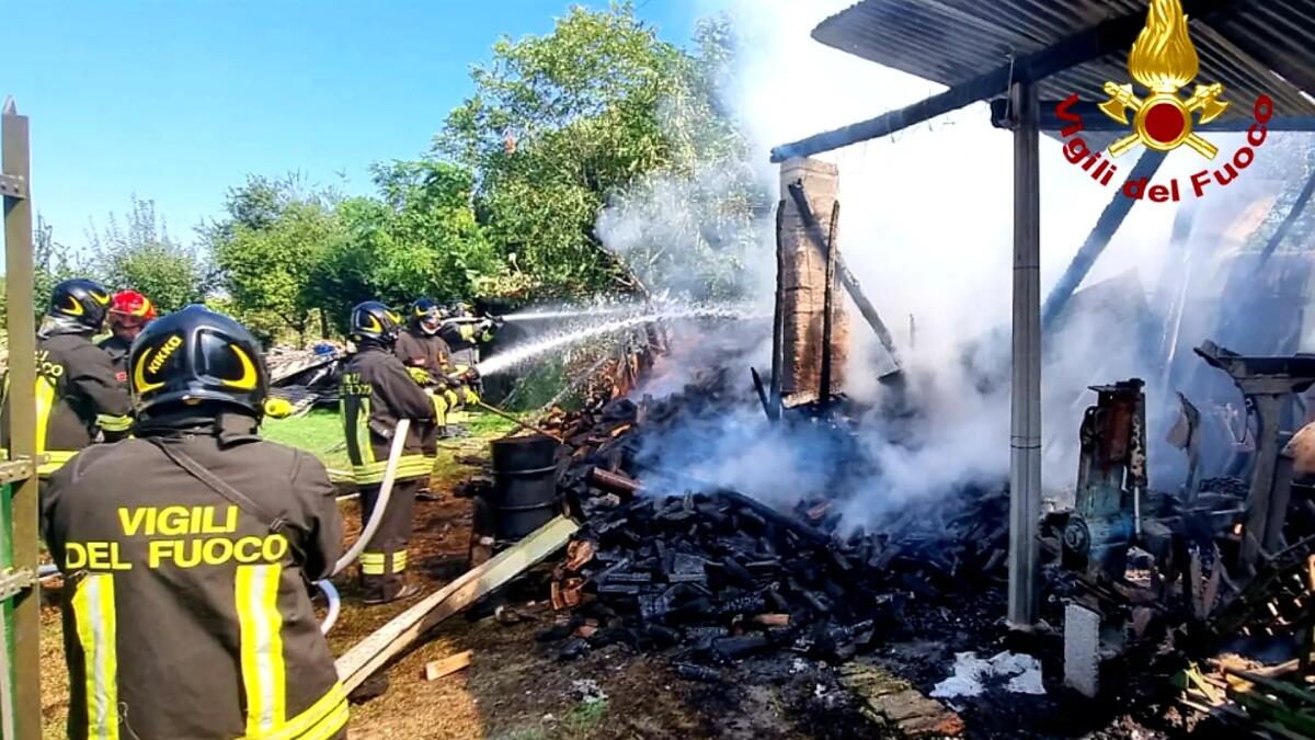 Incendio a Varmo, ricovero attrezzi e legnaia avvolti dalle fiamme - 