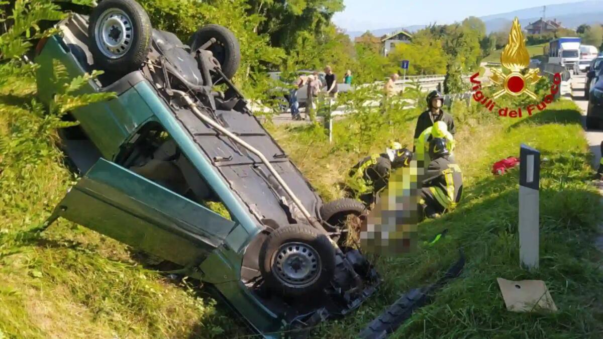 Finisce fuori strada con la Panda e si ribalta: deceduto il conducente -