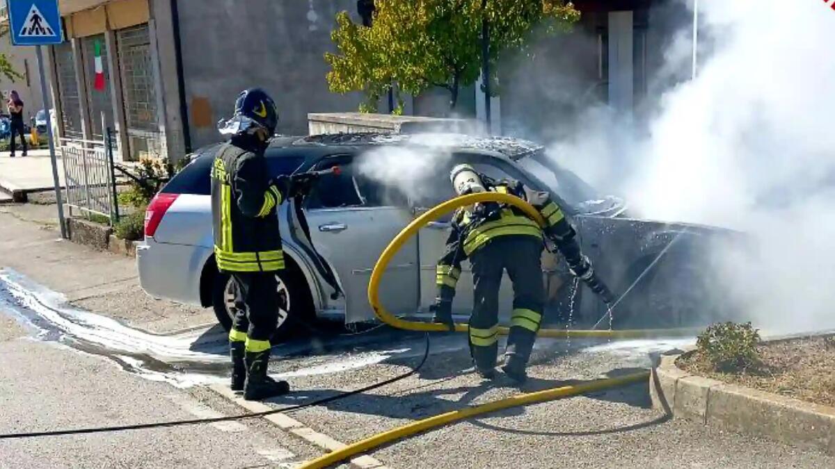 Auto prende fuoco, il conducente scende appena in tempo - 