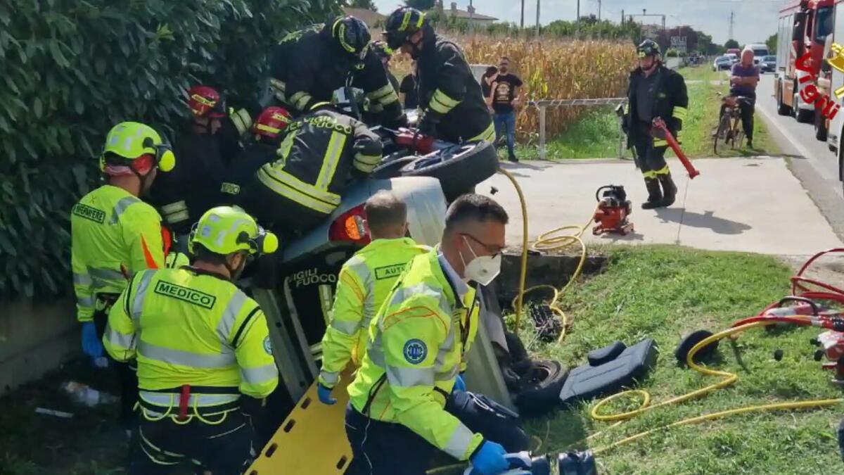 Piomba con la Renault Clio in un fossato: grave la conducente, incastrata tra le lamiere - 