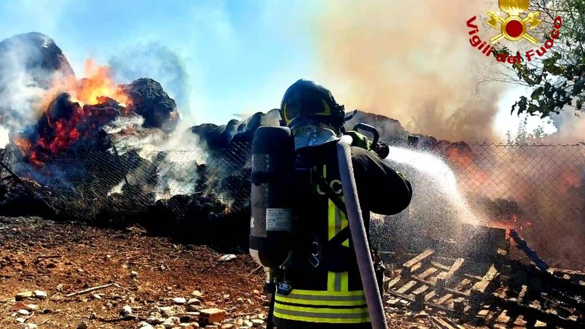 Pasiano di Pordenone. Deposito di rotoballe in fiamme nell'Azienda agricola - 