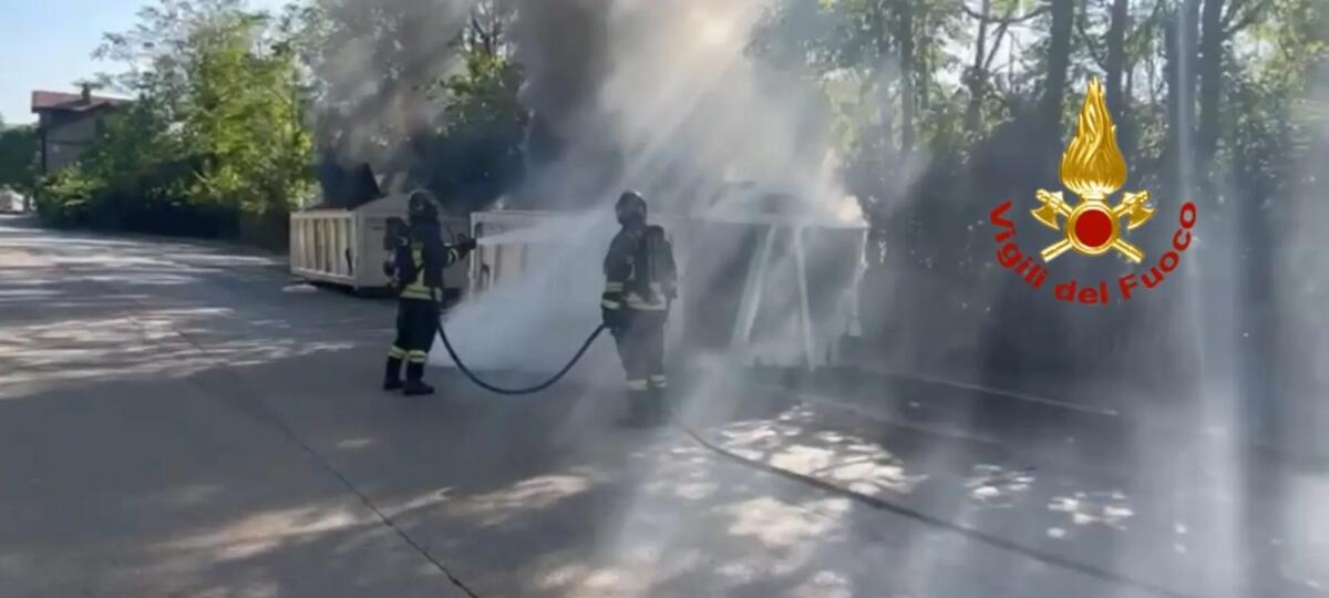 Trieste. A fuoco due container contenenti rifiuti, le fiamme minacciano la vegetazione - 