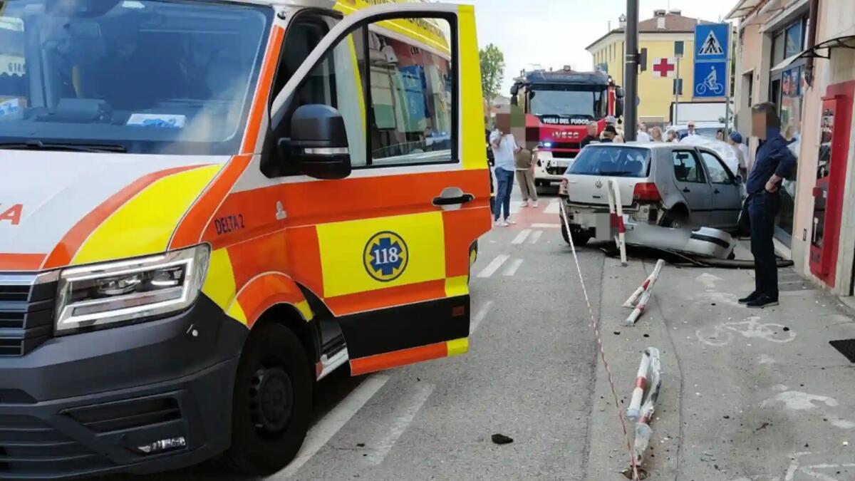 Ha un malore al volante e investe due pedoni, uno è grave. Conducente deceduto - 