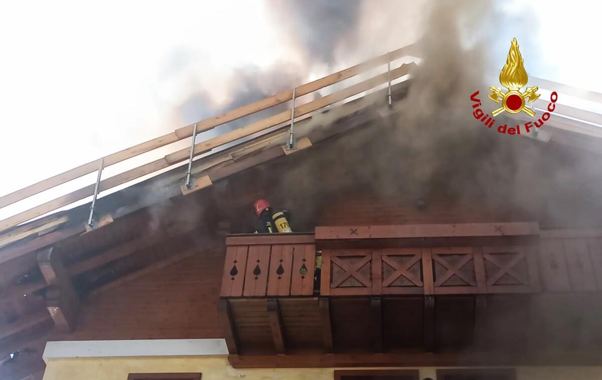 Asiago. A fuoco il tetto ventilato di un’abitazione di quattro appartamenti -