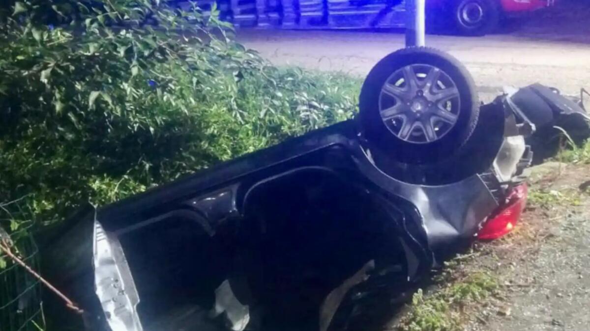 Auto vola nel fossato e si ribalta: tre feriti, uno rimasto incastrato tra le lamiere - 