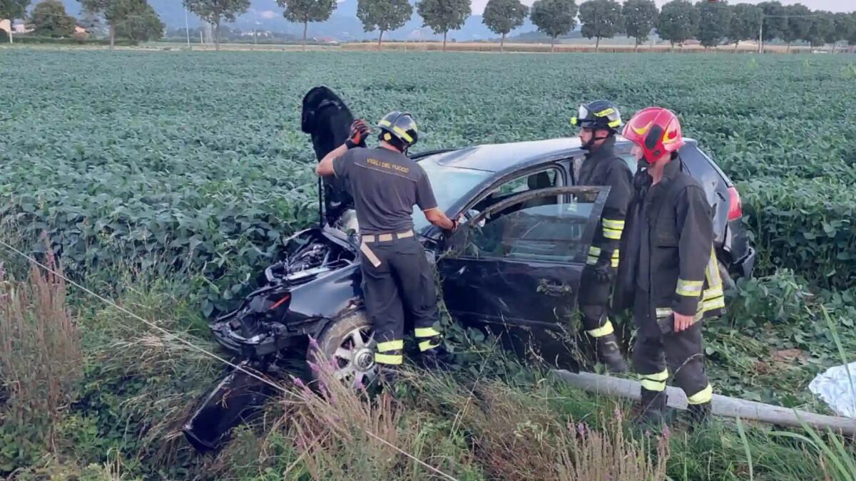 Finisce fuori strada con l'auto in un campo agricolo: ferito il conducente -