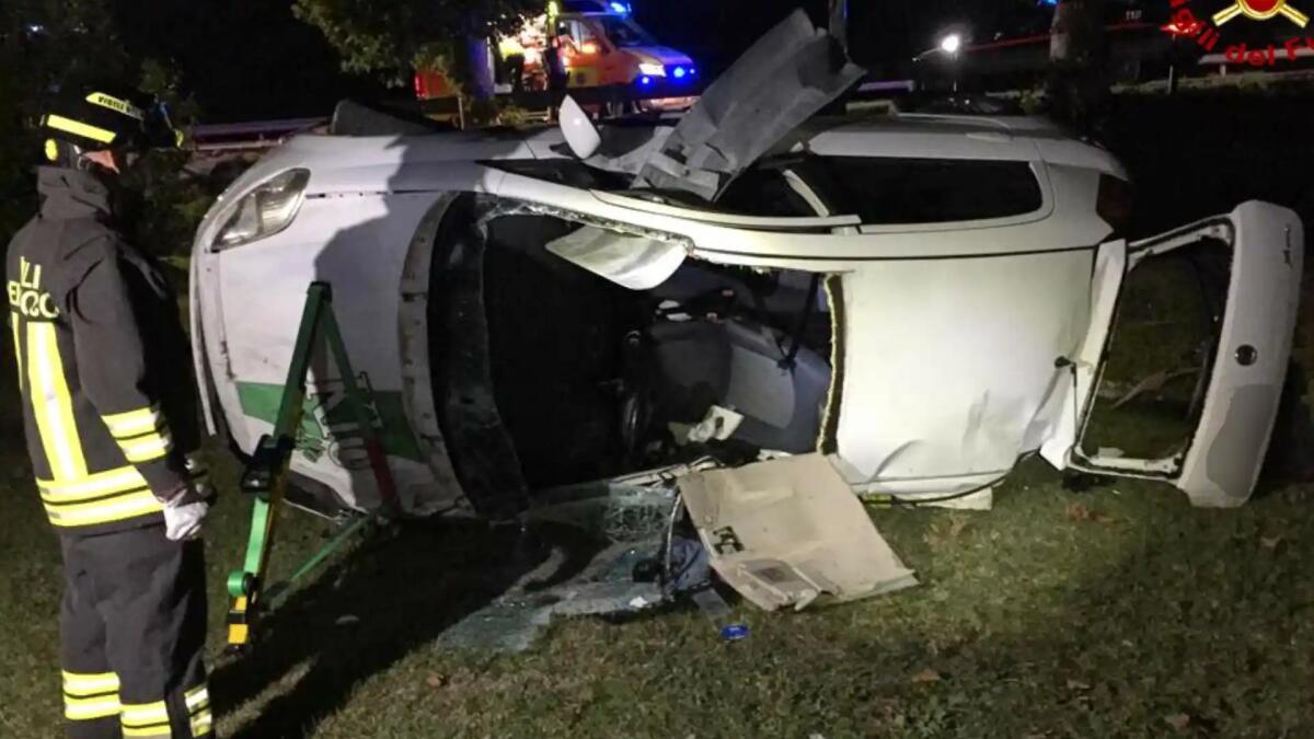 Paura a San Stino di Livenza, con la Punto sfondano il guardrail e finisco sotto il piano stradale: due feriti -