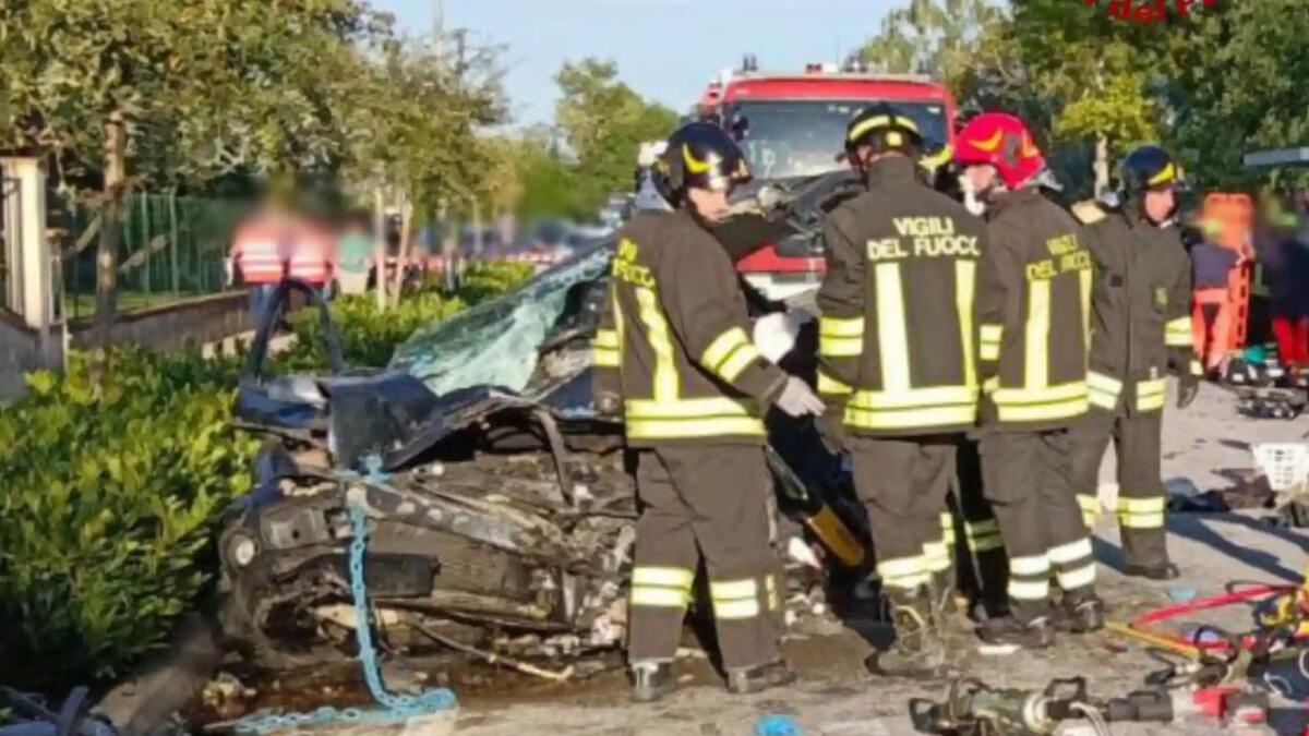 Pauroso frontale tra auto a Dardago di Budoia: gravissimo un giovane - 