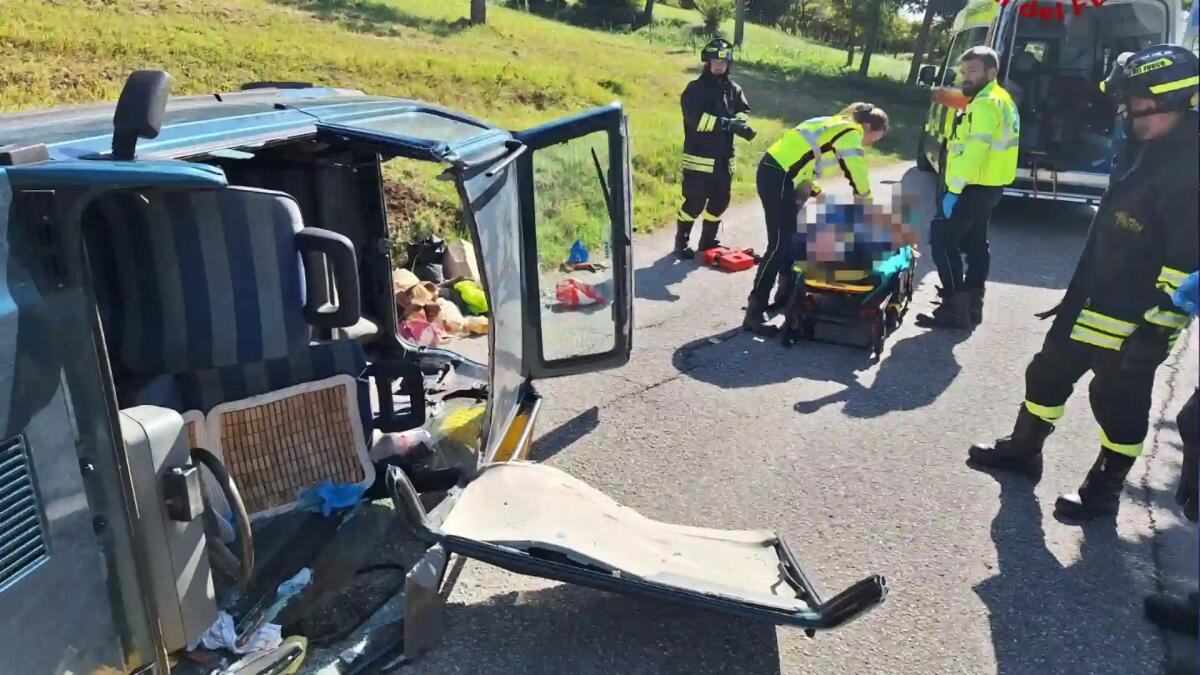 Perde il controllo della Panda e si ribalta: tagliata la cappotta per liberare l'anziano - 