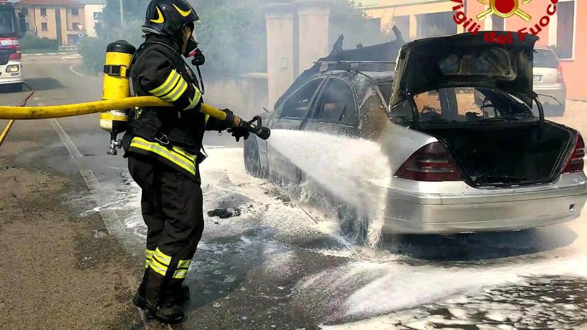 Marano Vicentino. Mercedes C 220 distrutta dalle fiamme, in salvo il conducente -