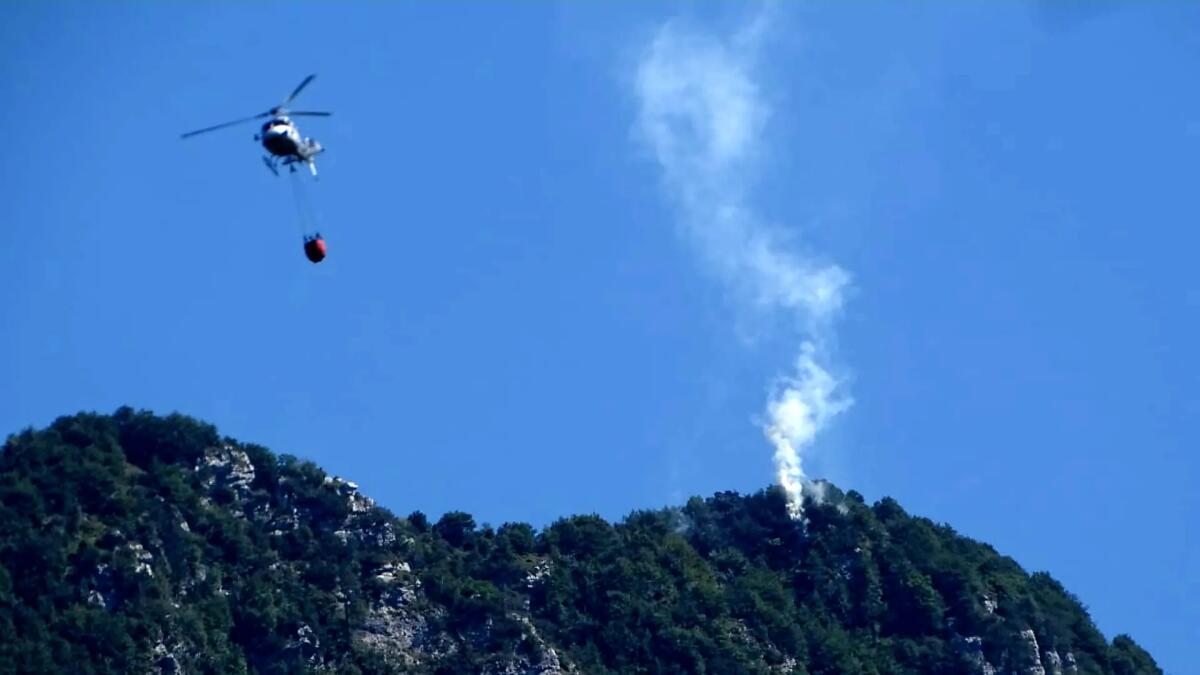 Bruciano i boschi a Vito d'Asio. Rogo domato dopo quasi quattro ore di lavoro - 
