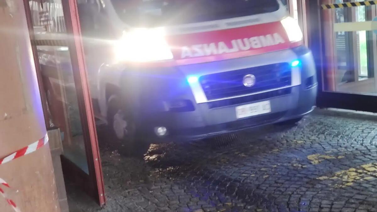 Incidente a Pradamano, perde il controllo dell'auto e si ribalta su un fianco: ferito il conducente - 