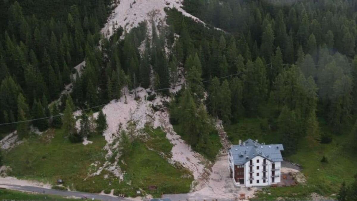 Frana sommerge la SR 48 "delle Dolomiti": interdetta la circolazione stradale - 