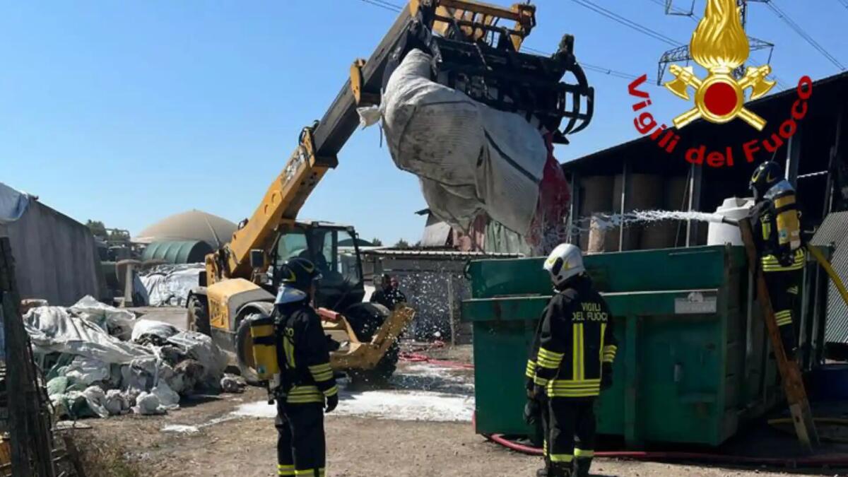 Mira. Incendio di una pala meccanica nell'azienda agricola: nessun ferito - 