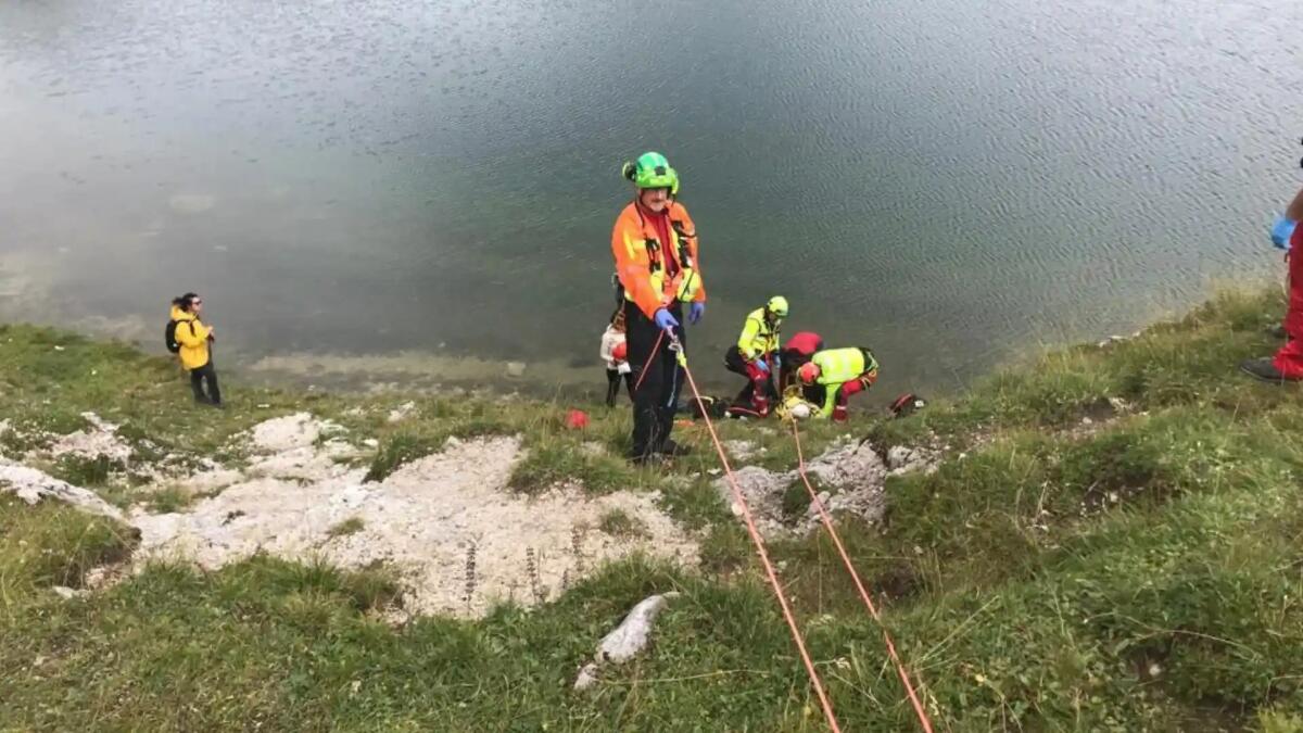 Sappada. Doppio salto mortale nel Lago d'Olbe, sbatte la testa contro le rocce: ferito 17enne - 