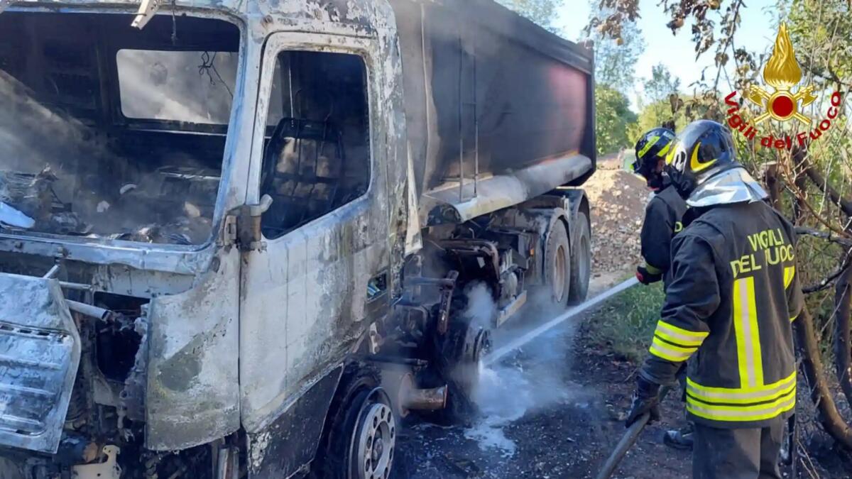 Autocarro a fuoco, autista prova a spegnere le fiamme con l'estintore - 
