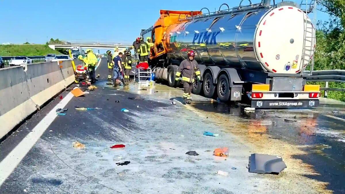 Incidente in A4, camion cisterna perde il carico di alcol etilico e idrossido di sodio - 