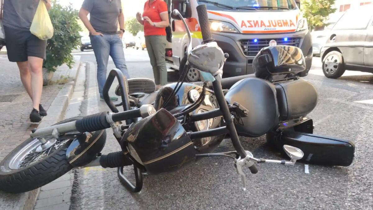 Perde il controllo della moto e finisce a terra: centauro ferito - 