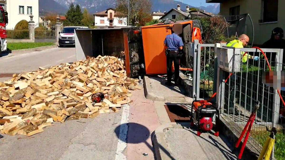 Si ribalta con l'autocarro, il carico di legna invade la strada: ferito il conducente -